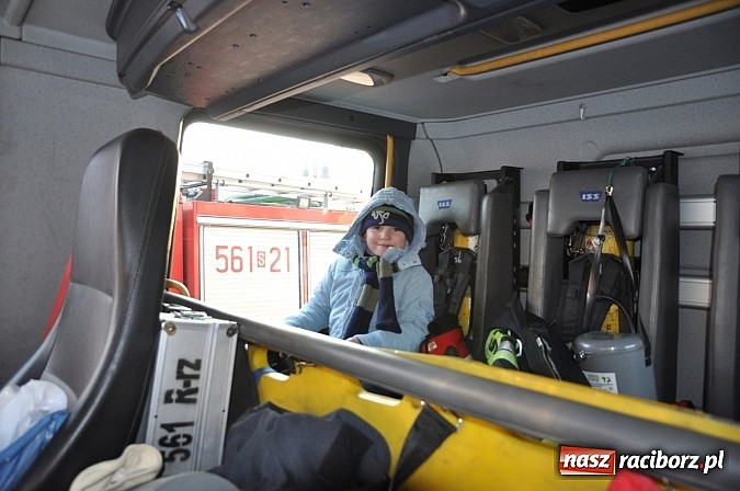 Zdjęcie w galerii na portalu naszraciborz.pl: Wraca dawna tradycja. Święty Mikołaj woził dziś dzieci konno po zamkowym dziedzińcu wiadomości z regionu