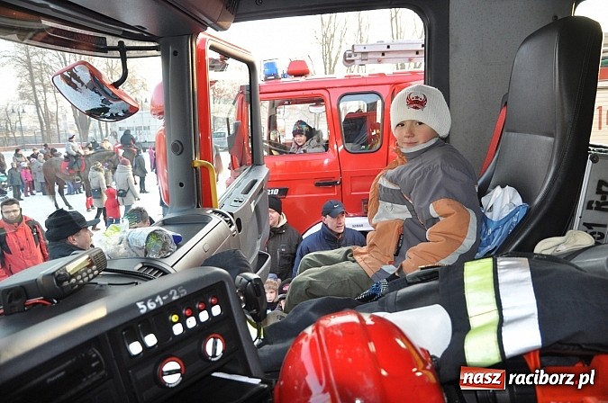 Zdjęcie w galerii na portalu naszraciborz.pl: Wraca dawna tradycja. Święty Mikołaj woził dziś dzieci konno po zamkowym dziedzińcu wiadomości z regionu