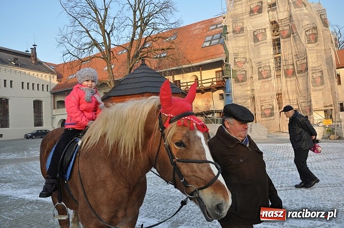 Zdjęcie w galerii na portalu naszraciborz.pl: Wraca dawna tradycja. Święty Mikołaj woził dziś dzieci konno po zamkowym dziedzińcu wiadomości z regionu