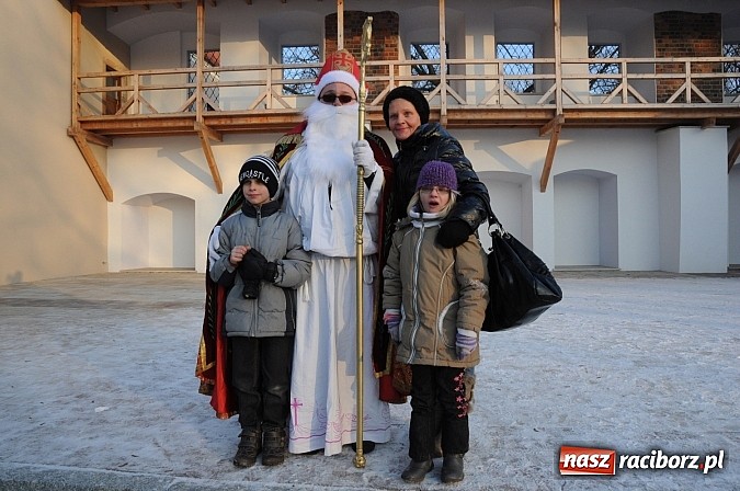 Zdjęcie w galerii na portalu naszraciborz.pl: Wraca dawna tradycja. Święty Mikołaj woził dziś dzieci konno po zamkowym dziedzińcu wiadomości z regionu