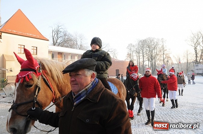 Zdjęcie w galerii na portalu naszraciborz.pl: Wraca dawna tradycja. Święty Mikołaj woził dziś dzieci konno po zamkowym dziedzińcu wiadomości z regionu