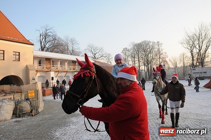 Zdjęcie w galerii na portalu naszraciborz.pl: Wraca dawna tradycja. Święty Mikołaj woził dziś dzieci konno po zamkowym dziedzińcu wiadomości z regionu