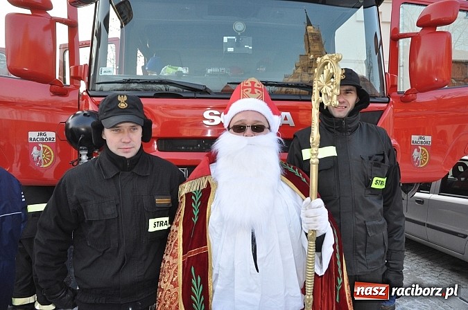 Zdjęcie w galerii na portalu naszraciborz.pl: Wraca dawna tradycja. Święty Mikołaj woził dziś dzieci konno po zamkowym dziedzińcu wiadomości z regionu