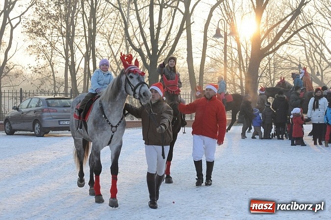 Zdjęcie w galerii na portalu naszraciborz.pl: Wraca dawna tradycja. Święty Mikołaj woził dziś dzieci konno po zamkowym dziedzińcu wiadomości z regionu