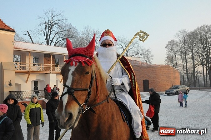 Zdjęcie w galerii na portalu naszraciborz.pl: Wraca dawna tradycja. Święty Mikołaj woził dziś dzieci konno po zamkowym dziedzińcu wiadomości z regionu