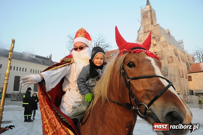Zdjęcie w galerii na portalu naszraciborz.pl: Wraca dawna tradycja. Święty Mikołaj woził dziś dzieci konno po zamkowym dziedzińcu wiadomości z regionu