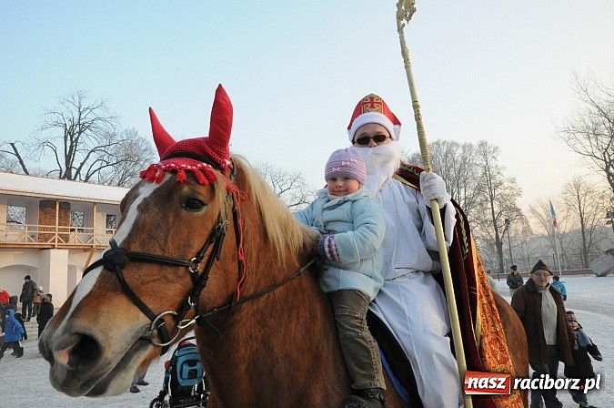 Zdjęcie w galerii na portalu naszraciborz.pl: Wraca dawna tradycja. Święty Mikołaj woził dziś dzieci konno po zamkowym dziedzińcu wiadomości z regionu