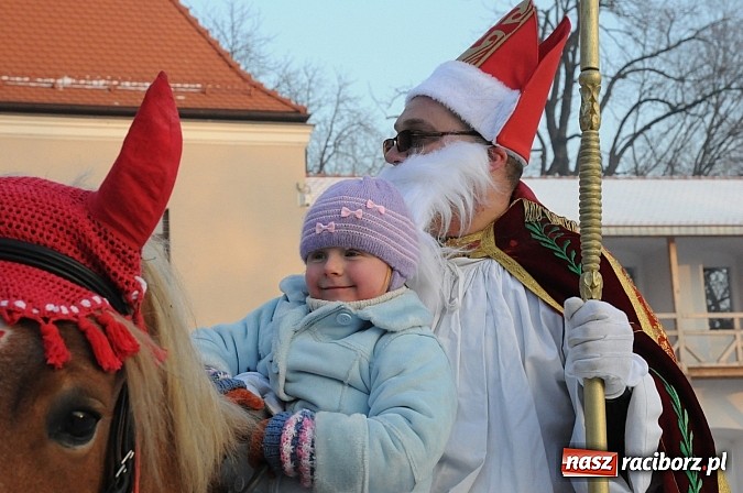 Zdjęcie w galerii na portalu naszraciborz.pl: Wraca dawna tradycja. Święty Mikołaj woził dziś dzieci konno po zamkowym dziedzińcu wiadomości z regionu