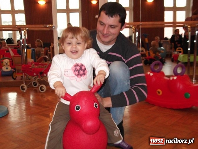 Zdjęcie w galerii na portalu naszraciborz.pl: Męska rzecz być z dzieckiem na spotkaniu z Mikołajem wiadomości z regionu