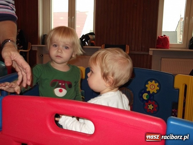 Zdjęcie w galerii na portalu naszraciborz.pl: Męska rzecz być z dzieckiem na spotkaniu z Mikołajem wiadomości z regionu