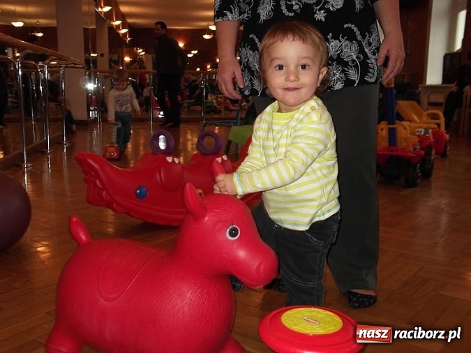 Zdjęcie w galerii na portalu naszraciborz.pl: Męska rzecz być z dzieckiem na spotkaniu z Mikołajem wiadomości z regionu