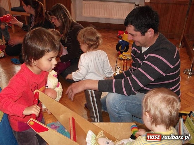 Zdjęcie w galerii na portalu naszraciborz.pl: Męska rzecz być z dzieckiem na spotkaniu z Mikołajem wiadomości z regionu