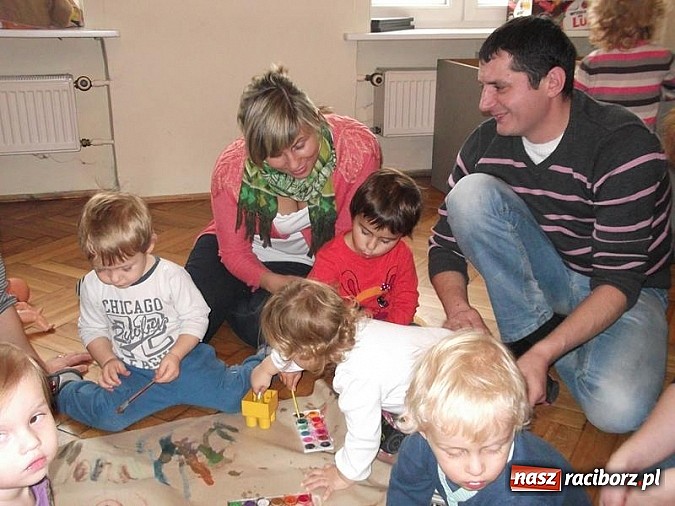 Zdjęcie w galerii na portalu naszraciborz.pl: Męska rzecz być z dzieckiem na spotkaniu z Mikołajem wiadomości z regionu