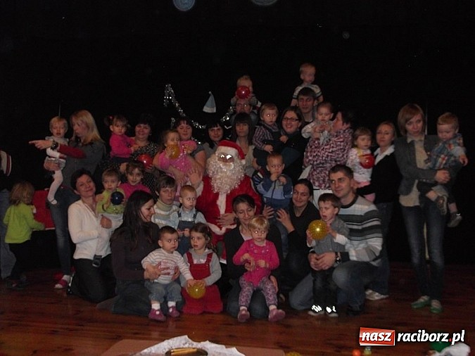 Zdjęcie w galerii na portalu naszraciborz.pl: Męska rzecz być z dzieckiem na spotkaniu z Mikołajem wiadomości z regionu