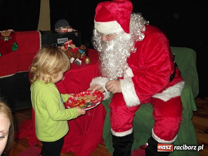 Zdjęcie w galerii na portalu naszraciborz.pl: Męska rzecz być z dzieckiem na spotkaniu z Mikołajem wiadomości z regionu