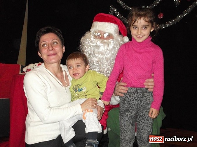 Zdjęcie w galerii na portalu naszraciborz.pl: Męska rzecz być z dzieckiem na spotkaniu z Mikołajem wiadomości z regionu