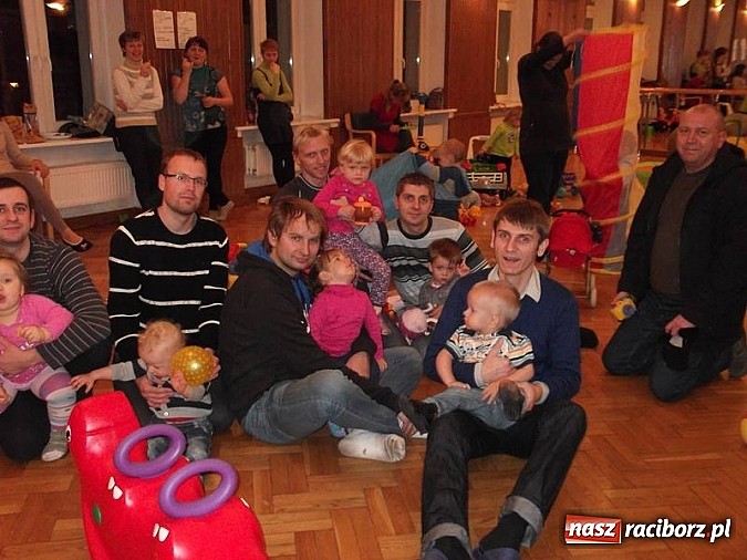 Zdjęcie w galerii na portalu naszraciborz.pl: Męska rzecz być z dzieckiem na spotkaniu z Mikołajem wiadomości z regionu