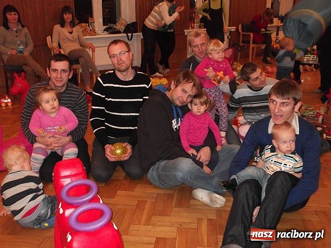 Zdjęcie w galerii na portalu naszraciborz.pl: Męska rzecz być z dzieckiem na spotkaniu z Mikołajem wiadomości z regionu
