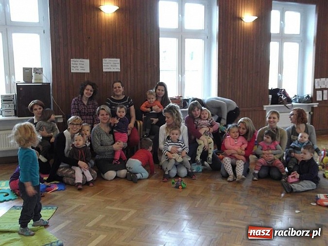 Zdjęcie w galerii na portalu naszraciborz.pl: Męska rzecz być z dzieckiem na spotkaniu z Mikołajem wiadomości z regionu