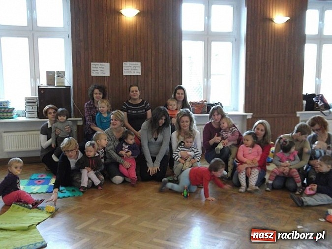 Zdjęcie w galerii na portalu naszraciborz.pl: Męska rzecz być z dzieckiem na spotkaniu z Mikołajem wiadomości z regionu