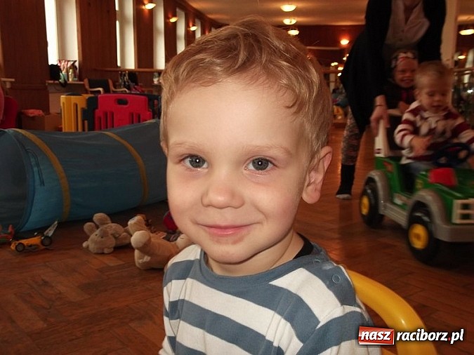 Zdjęcie w galerii na portalu naszraciborz.pl: Męska rzecz być z dzieckiem na spotkaniu z Mikołajem wiadomości z regionu