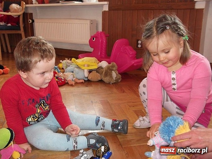 Zdjęcie w galerii na portalu naszraciborz.pl: Męska rzecz być z dzieckiem na spotkaniu z Mikołajem wiadomości z regionu