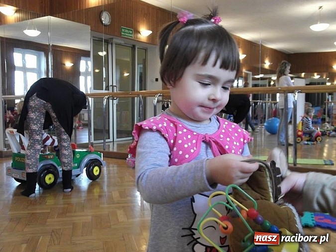 Zdjęcie w galerii na portalu naszraciborz.pl: Męska rzecz być z dzieckiem na spotkaniu z Mikołajem wiadomości z regionu