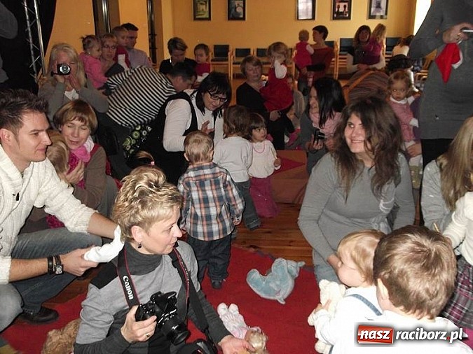 Zdjęcie w galerii na portalu naszraciborz.pl: Męska rzecz być z dzieckiem na spotkaniu z Mikołajem wiadomości z regionu