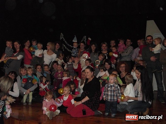 Zdjęcie w galerii na portalu naszraciborz.pl: Męska rzecz być z dzieckiem na spotkaniu z Mikołajem wiadomości z regionu