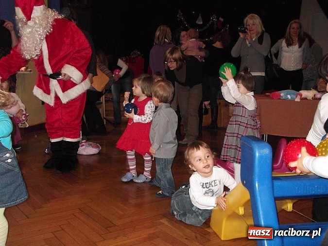 Zdjęcie w galerii na portalu naszraciborz.pl: Męska rzecz być z dzieckiem na spotkaniu z Mikołajem wiadomości z regionu