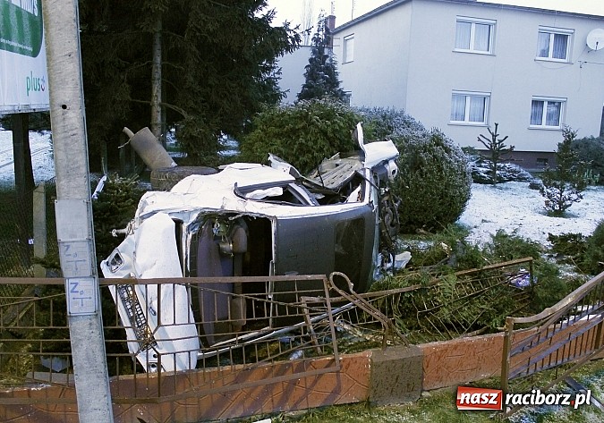 Zdjęcie w galerii na portalu naszraciborz.pl: BMW ścięło całe ogrodzenie na Rudzkiej. Dwie osoby w szpitalu. Auto do kasacji wiadomości z regionu