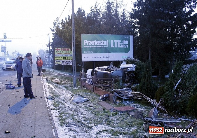 Zdjęcie w galerii na portalu naszraciborz.pl: BMW ścięło całe ogrodzenie na Rudzkiej. Dwie osoby w szpitalu. Auto do kasacji wiadomości z regionu
