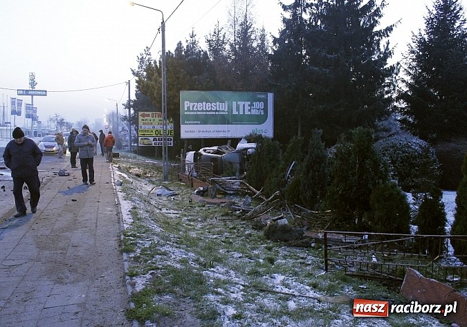 Zdjęcie w galerii na portalu naszraciborz.pl: BMW ścięło całe ogrodzenie na Rudzkiej. Dwie osoby w szpitalu. Auto do kasacji wiadomości z regionu