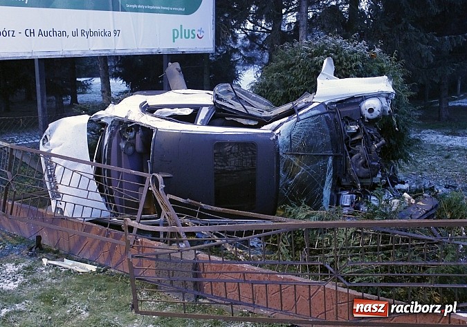 Zdjęcie w galerii na portalu naszraciborz.pl: BMW ścięło całe ogrodzenie na Rudzkiej. Dwie osoby w szpitalu. Auto do kasacji wiadomości z regionu