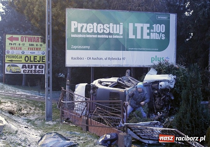 Zdjęcie w galerii na portalu naszraciborz.pl: BMW ścięło całe ogrodzenie na Rudzkiej. Dwie osoby w szpitalu. Auto do kasacji wiadomości z regionu