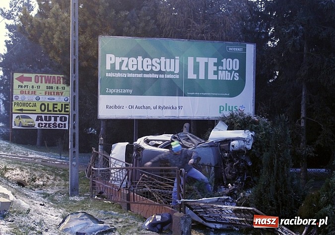 Zdjęcie w galerii na portalu naszraciborz.pl: BMW ścięło całe ogrodzenie na Rudzkiej. Dwie osoby w szpitalu. Auto do kasacji wiadomości z regionu