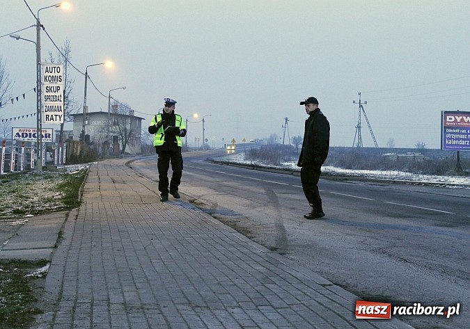 Zdjęcie w galerii na portalu naszraciborz.pl: BMW ścięło całe ogrodzenie na Rudzkiej. Dwie osoby w szpitalu. Auto do kasacji wiadomości z regionu