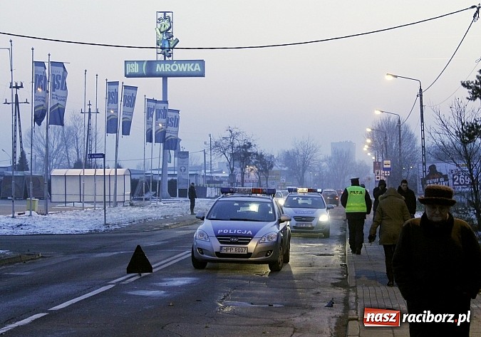 Zdjęcie w galerii na portalu naszraciborz.pl: BMW ścięło całe ogrodzenie na Rudzkiej. Dwie osoby w szpitalu. Auto do kasacji wiadomości z regionu