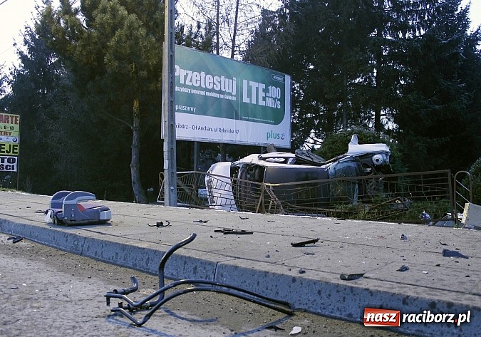 Zdjęcie w galerii na portalu naszraciborz.pl: BMW ścięło całe ogrodzenie na Rudzkiej. Dwie osoby w szpitalu. Auto do kasacji wiadomości z regionu