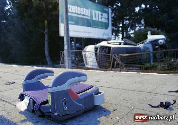 Zdjęcie w galerii na portalu naszraciborz.pl: BMW ścięło całe ogrodzenie na Rudzkiej. Dwie osoby w szpitalu. Auto do kasacji wiadomości z regionu