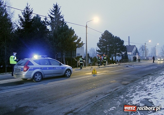 Zdjęcie w galerii na portalu naszraciborz.pl: BMW ścięło całe ogrodzenie na Rudzkiej. Dwie osoby w szpitalu. Auto do kasacji wiadomości z regionu