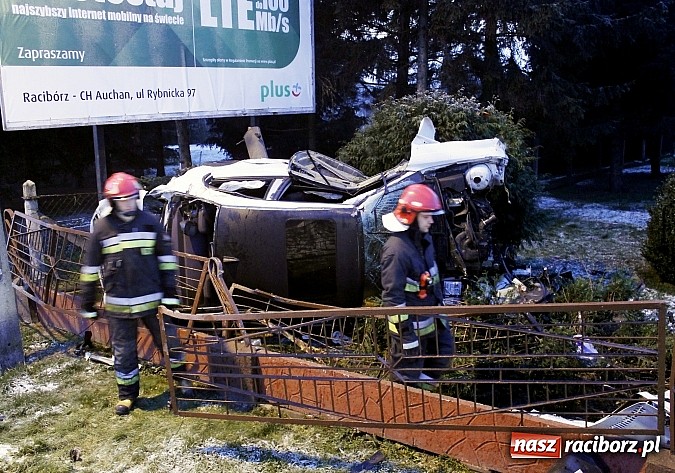 Zdjęcie w galerii na portalu naszraciborz.pl: BMW ścięło całe ogrodzenie na Rudzkiej. Dwie osoby w szpitalu. Auto do kasacji wiadomości z regionu