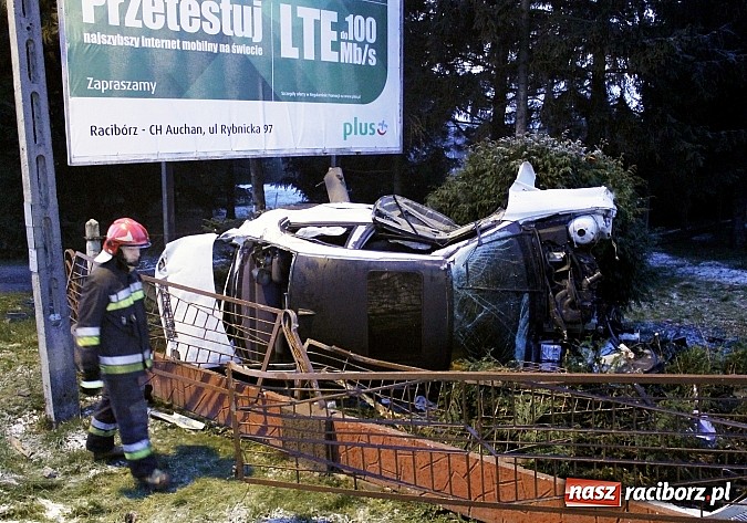 Zdjęcie w galerii na portalu naszraciborz.pl: BMW ścięło całe ogrodzenie na Rudzkiej. Dwie osoby w szpitalu. Auto do kasacji wiadomości z regionu