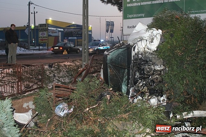 Zdjęcie w galerii na portalu naszraciborz.pl: BMW ścięło całe ogrodzenie na Rudzkiej. Dwie osoby w szpitalu. Auto do kasacji wiadomości z regionu