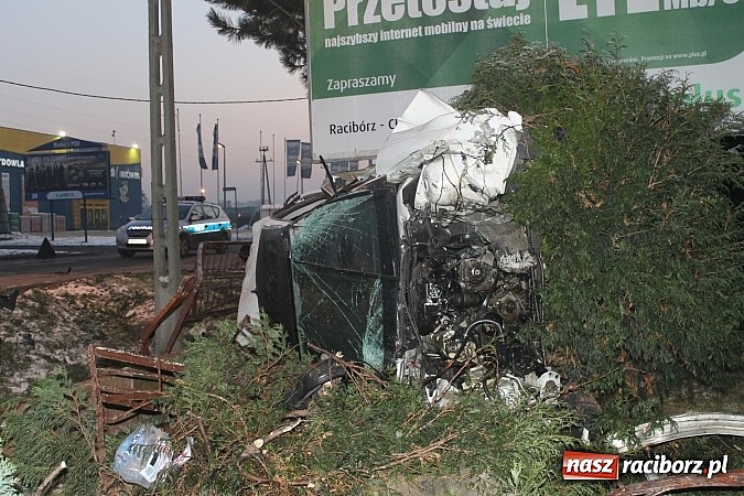 Zdjęcie w galerii na portalu naszraciborz.pl: BMW ścięło całe ogrodzenie na Rudzkiej. Dwie osoby w szpitalu. Auto do kasacji wiadomości z regionu