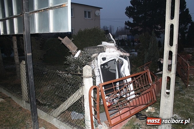 Zdjęcie w galerii na portalu naszraciborz.pl: BMW ścięło całe ogrodzenie na Rudzkiej. Dwie osoby w szpitalu. Auto do kasacji wiadomości z regionu