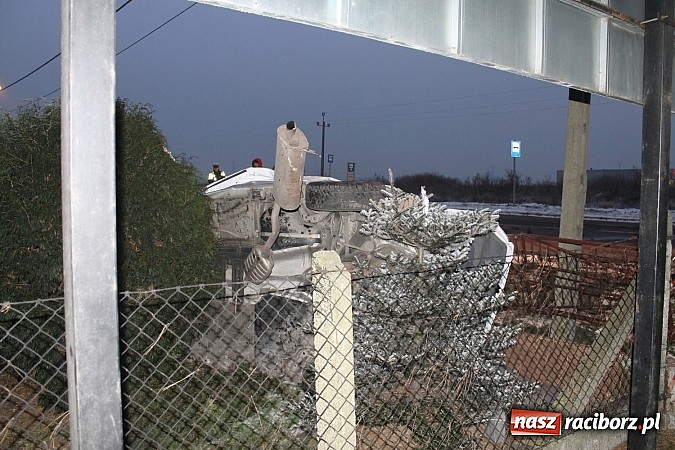 Zdjęcie w galerii na portalu naszraciborz.pl: BMW ścięło całe ogrodzenie na Rudzkiej. Dwie osoby w szpitalu. Auto do kasacji wiadomości z regionu