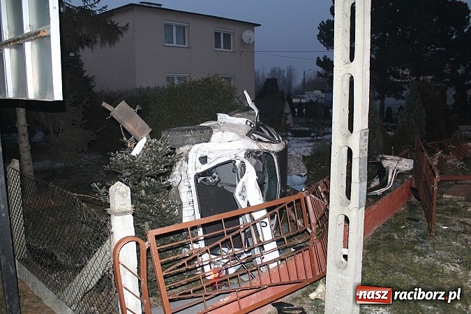 Zdjęcie w galerii na portalu naszraciborz.pl: BMW ścięło całe ogrodzenie na Rudzkiej. Dwie osoby w szpitalu. Auto do kasacji wiadomości z regionu