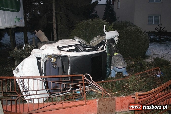 Zdjęcie w galerii na portalu naszraciborz.pl: BMW ścięło całe ogrodzenie na Rudzkiej. Dwie osoby w szpitalu. Auto do kasacji wiadomości z regionu