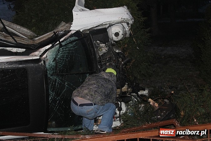 Zdjęcie w galerii na portalu naszraciborz.pl: BMW ścięło całe ogrodzenie na Rudzkiej. Dwie osoby w szpitalu. Auto do kasacji wiadomości z regionu
